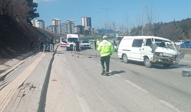 Gaziantep'te hafif ticari araç ile otomobil çarpıştı