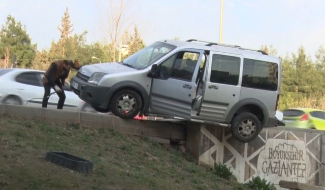 Gaziantep’te kaza yapan araç köprüde asılı kaldı