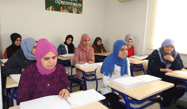 Görme engelli öğrenciler, mukabeleyi Braille alfabesiyle sürdürüyor