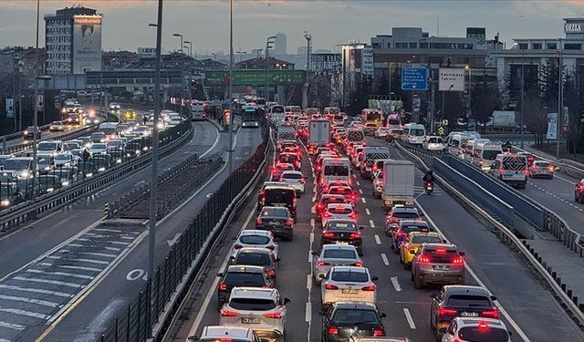 Şubat'ta 136 bin 810 taşıt trafiğe kayıt oldu