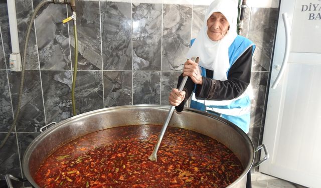 90 yaşındaki Nazife Doğan aşevinde gönüllü çalışıyor