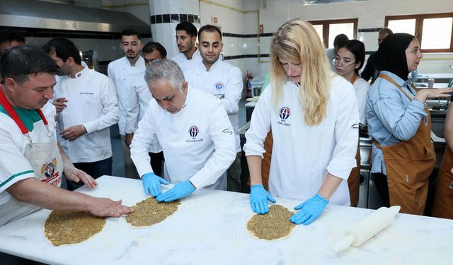 GAÜN Rektörü Doğan uluslararası öğrencilerle mutfakta buluştu