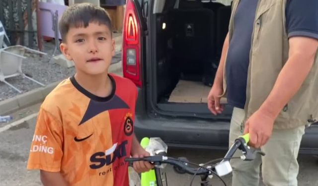 Başkan, depremzede çocuğun bisiklet hayalini gerçekleştirdi
