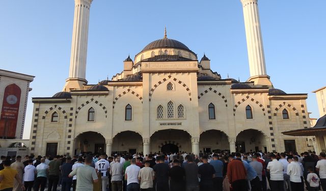 Gaziantep'te bayram namazında camiler doldu taştı