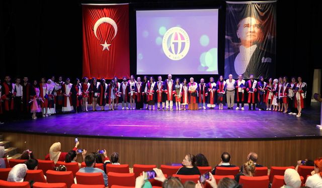 Genç iletişimciler diplomalarını aldı