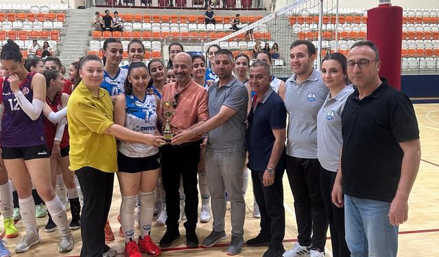 Voleybol Turnuvasında Şampiyon Merinos Spor oldu