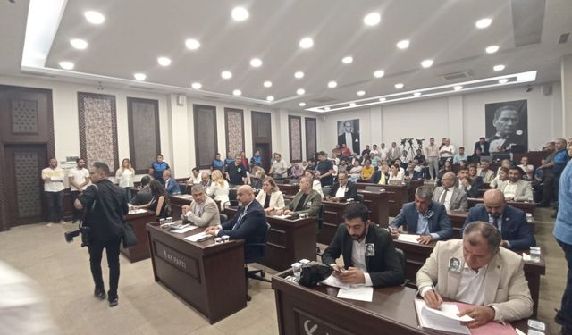 Zabıtalar eşliğinde meclis toplantısı