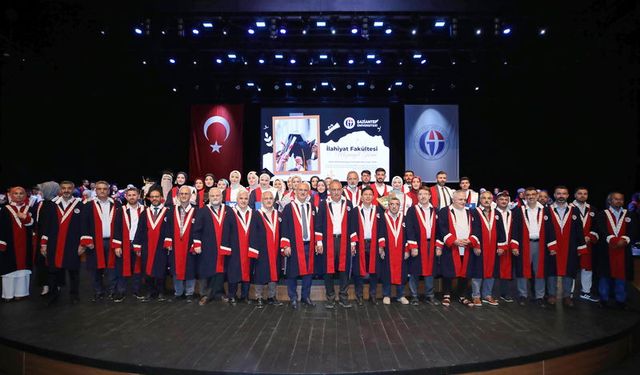 GAÜN İlahiyat Fakültesi’nde mezuniyet sevinci
