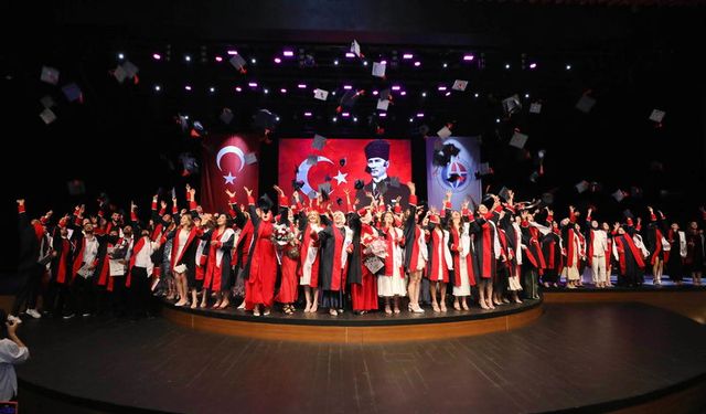 GAÜN Nizip Meslek Yüksekokulu’nun mezuniyet sevinci
