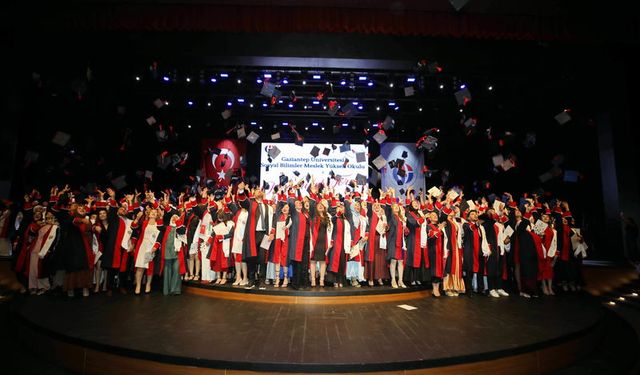 GAÜN Sosyal Bilimler MYO’da mezuniyet coşkusu