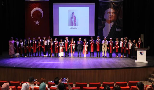 GAÜN’lü genç mimarların mezuniyet sevinci