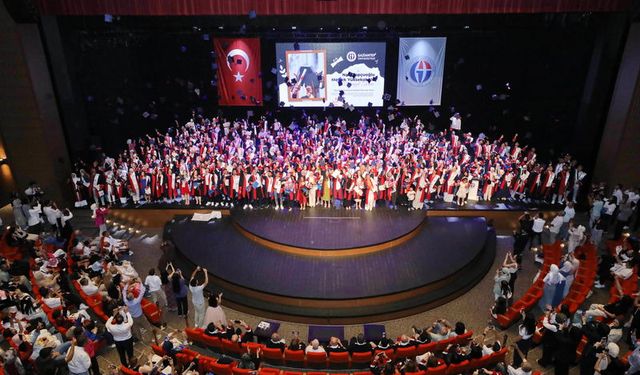 Naci Topçuoğlu Meslek Yüksekokulu mezunlarını uğurladı