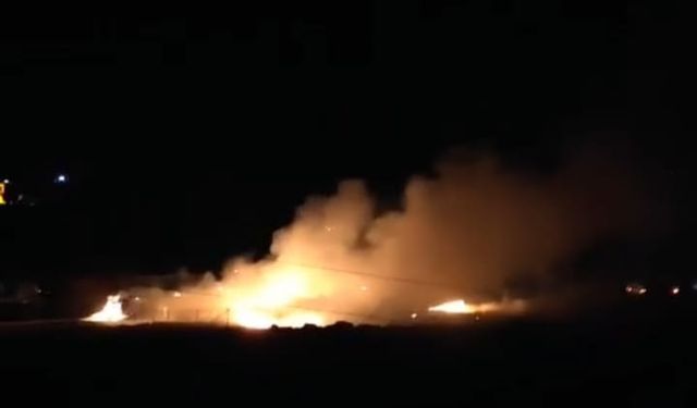 Şanlıurfa-Gaziantep Otoyolunda Saman Yüklü Tır Alev Aldı