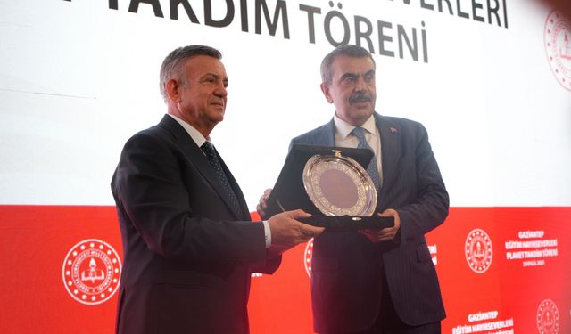 Bakanı Tekin, eğitime katkı sağlayan hayırseverlere plaket takdim etti