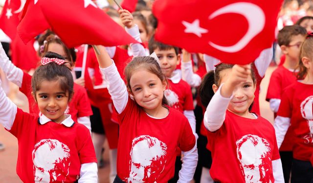 Atatürk’ün çocukları Cumhuriyet yürüyüşünde