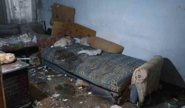 Çöp evde annesinin cesediyle birlikte yaşadı