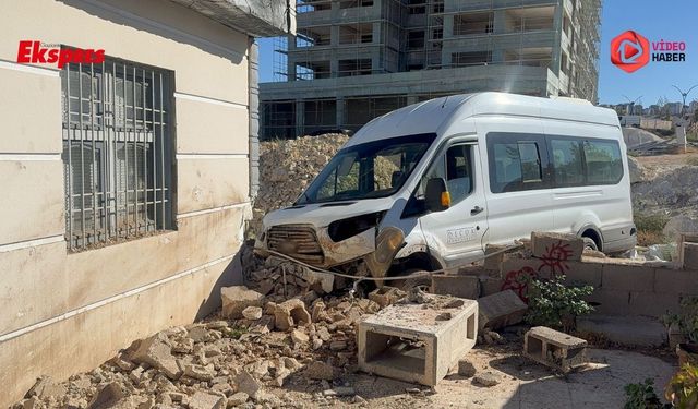 Gaziantep’te feci kaza: Servis eve çarptı, 3 yaralı!