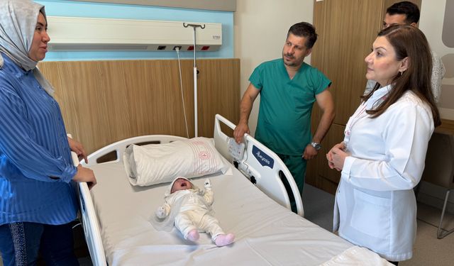 Göğüs kemiği olmadan doğan bebek sağlığına kavuştu