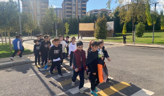 GKV’li öğrencileriden trafikte örnek davranış!