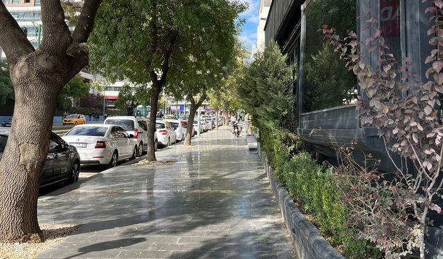 Kaldırımlar yenilenirken, engelliler unutuldu