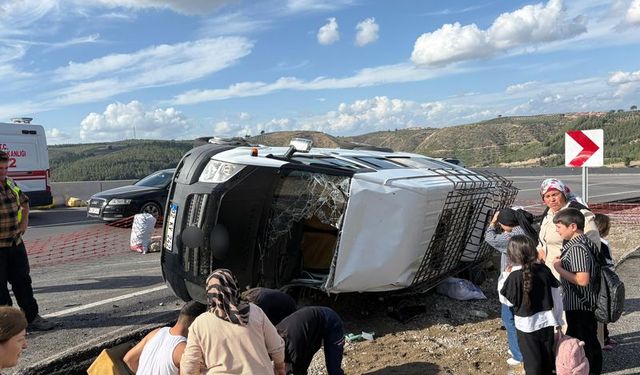 Yolcu minibüsü şarampole devrildi: 13 Yaralı