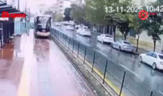 Gaziantep’te tramvaya yıldırım isabet etti: O anlar  kameraya yansıdı