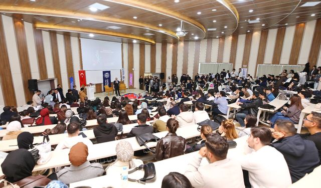 Fatma Şahin üniversiteli gençlerle buluştu