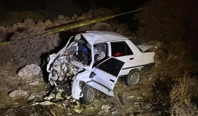 Kontrolden çıkan otomobil kayalıklara çarptı