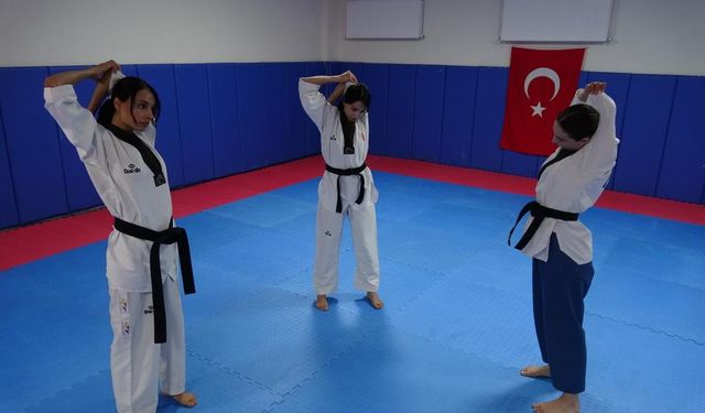 Tekvandocu babanın Tekvandocu kızları