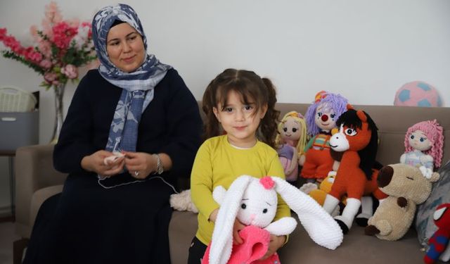 Oyuncak üreterek ailesine destek oluyor