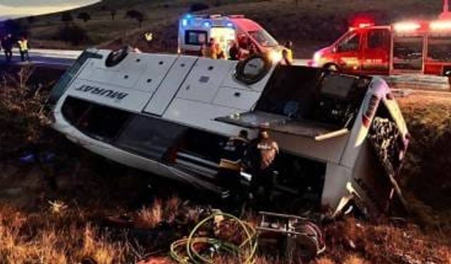 Yolcu Otobüsü Şarampole Yuvarlandı! 2 Ölü, 21 Yaralı