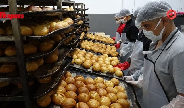 Fabrika gibi lise günde 25 bin ekmek üretüiyor