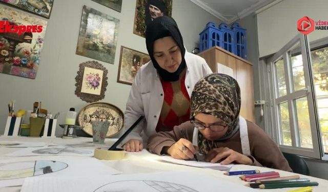 Resim yaparak hayata tutunuyor