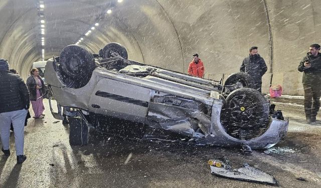 Yüksekova Sarıtaş Tüneli’nde otomobil devrildi
