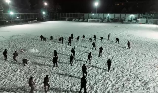 Kar yağışı sonrası polislerden eğlenceli anlar