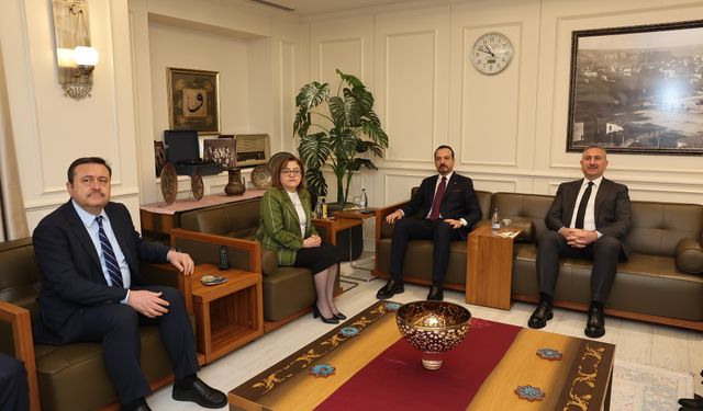 Kürşad Zorlu, Fatma Şahin’i makamında ziyaret etti