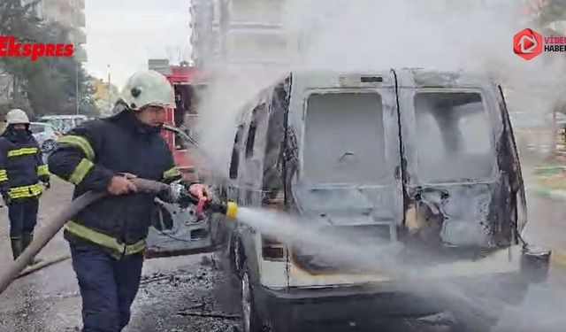 Park halindeki ticari araç küle döndü