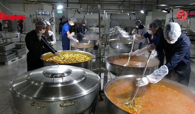 Öğrencilerden dev yemek üretimi