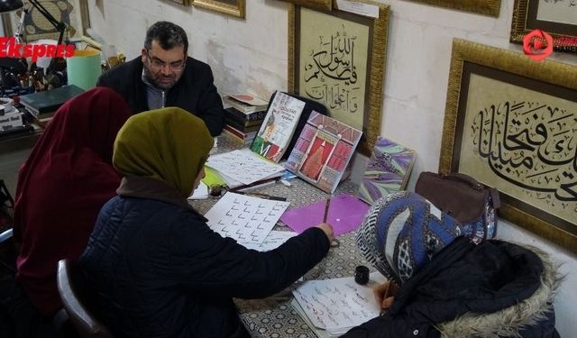 40 yıldır hat sanatıyla geleceğe ışık tutuyor