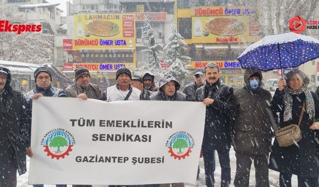 Gaziantep'te emekliden kar altında tepki