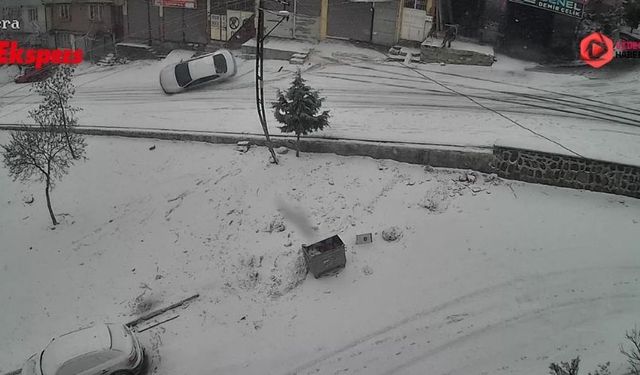 Gaziantep’te feci kaza: Kayan araç kaldırıma çarparak devrildi