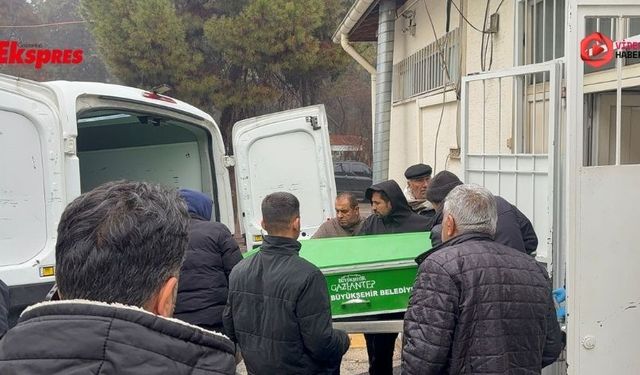 Bıçaklı kavgada ölen gencin cenazesi teslim edildi