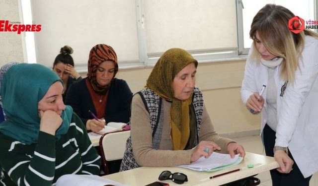 Zeliha teyze İngilizce öğrenme azmiyle örnek oluyor