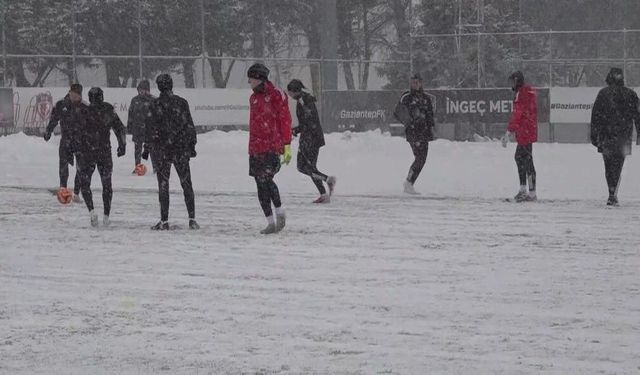 Gaziantep FK, yoğun kar yağışı altında çalıştı