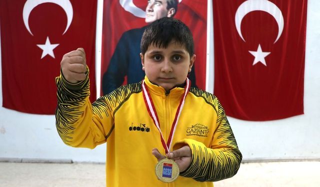 Görme engelli Ahmet, ilk yarışmada altın madalya kazandı