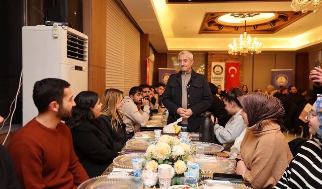 Tahmazoğlu'ndan üniversiteli gençlere moral ziyareti