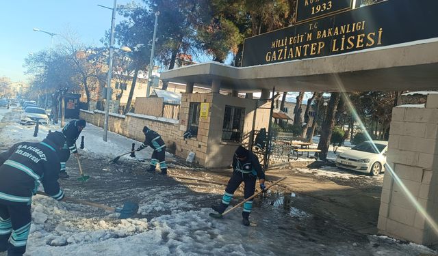Gaziantep'te okul etrafları ve yolları temizlendi
