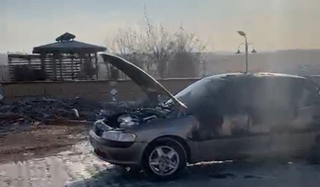 Park halindeki araç ateşe verildi