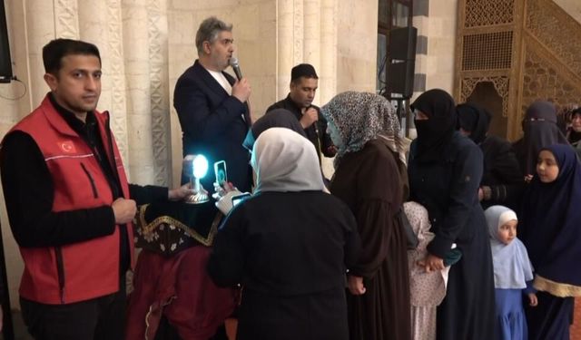 Kurtuluş Camii'nde Sakal-ı Şerif'e yoğun ilgi