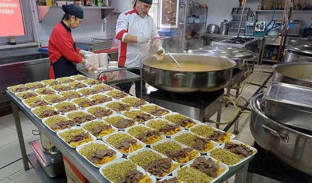 Araban'da 450 aileye et döner dağıtıldı